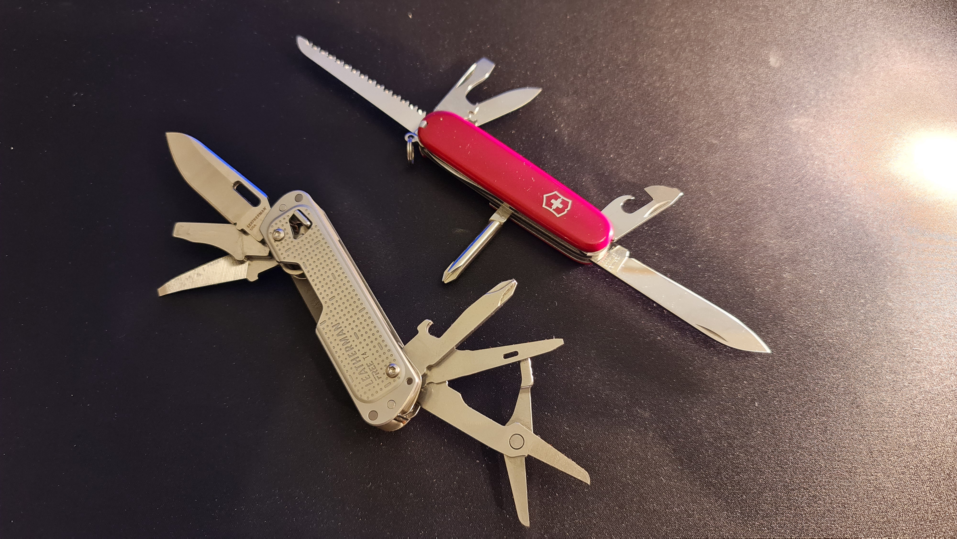 LEATHERMAN - FREE T4 Multi-Tool vs. Victorinox Taschenmesser